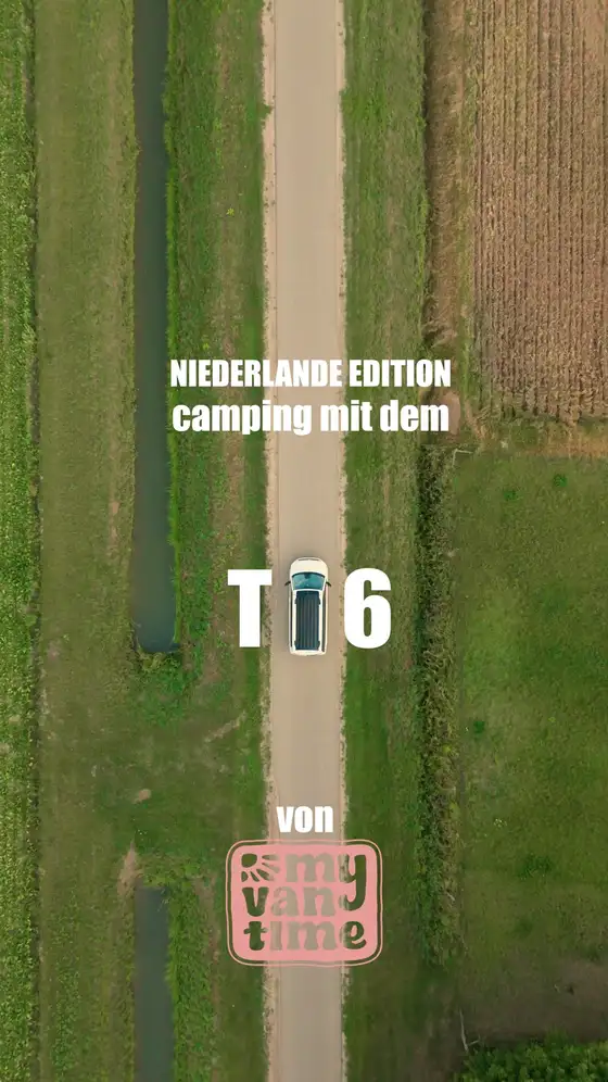 Standbild aus dem Reisevideo: der VW T6.1 California Beach auf einer Landstraße von oben