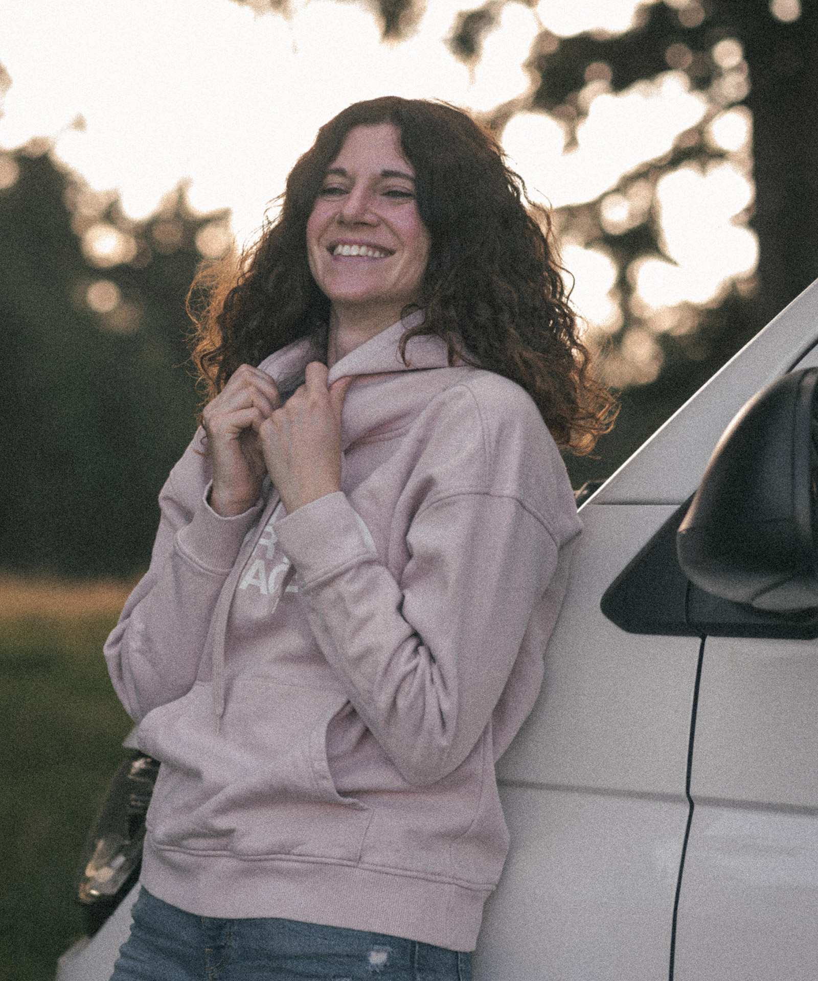 Verena Korn-Dünstl, Inhaberin von My Vantime, an ihrem weißen VW Bus in Aiterhofen